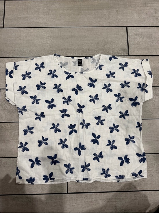 Emery Rose Tops - Women’s White Floral Short-Sleeve Blouse with Blue Print